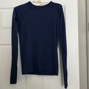 Navy lulu pullover run sweater. Size 8. Like new. Opening for thumb.